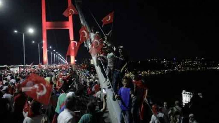 Couppoging Turkije - Mars tegen staatsgreep op Bosporusbrug in Istanboel