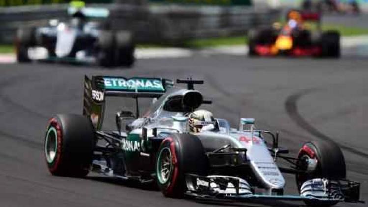 Lewis Hamilton wint vijfde keer op Hungaroring en is nieuwe WK-leider