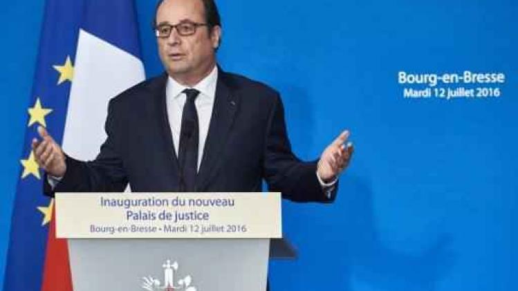 President Hollande praat met vertegenwoordigers geloofsgemeenschappen na gijzeling in Normandië