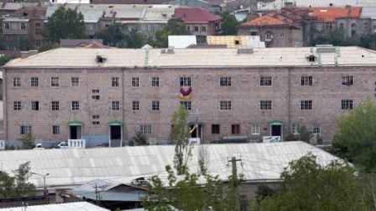 Gewapende regeringstegenstanders schieten opnieuw politieagent dood in Armenië