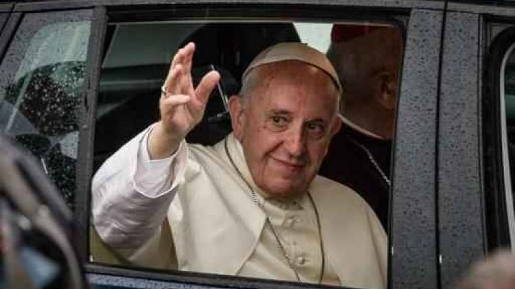 Paus Fransiscus verdedigt kardinaal Pell