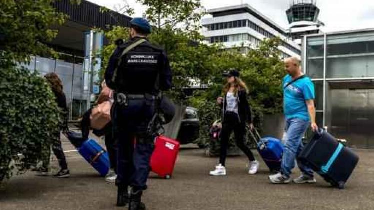 Extra controles aan luchthaven van Schiphol blijven "komende tijd" van kracht