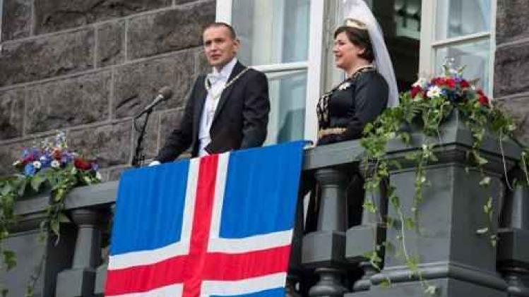Gudni Johannesson legt eed af als nieuwe president van IJsland