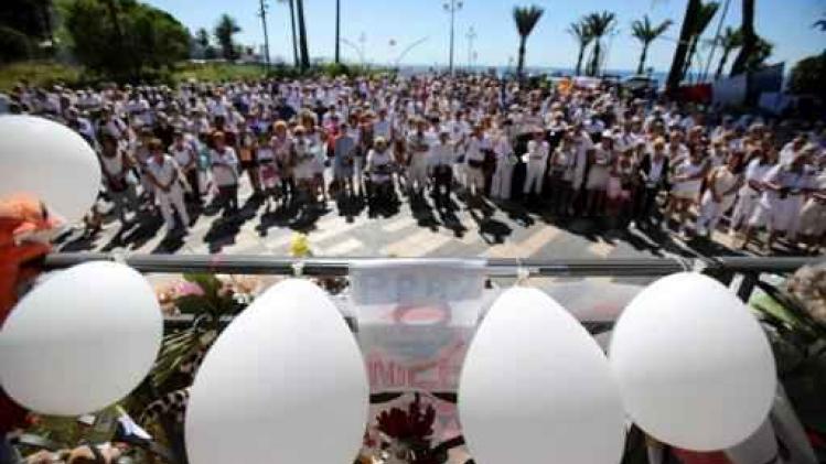 Aanslag Nice - Duizendtal mensen betuigen in het wit eer aan slachtoffers