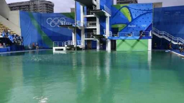 Olympisch duikzwembad met groen water tijdelijk gesloten