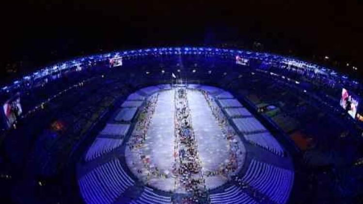 OS 2016 - Nafi Thiam draagt Belgische driekleur stadion binnen tijdens sluitingsceremonie