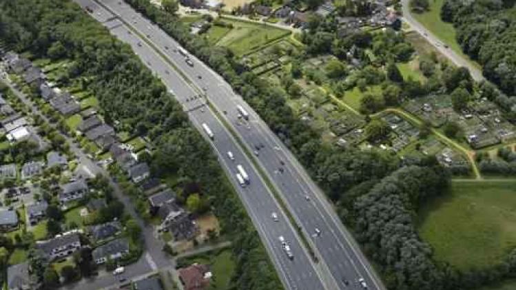 E313 richting Antwerpen versperd na ongeval met vier vrachtwagens