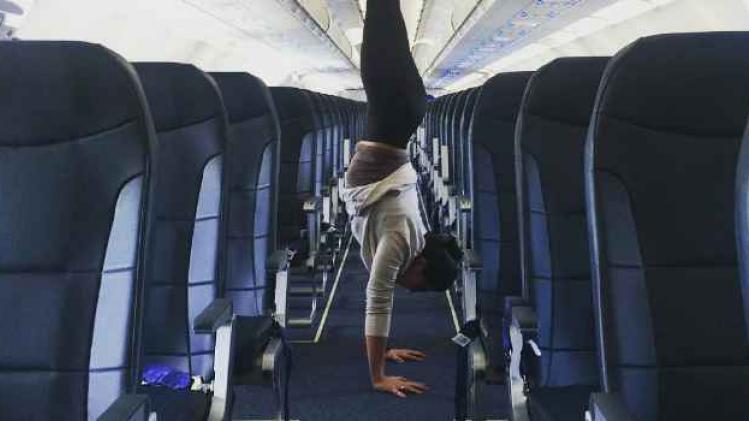 Deze yogi op het vliegtuig laat iedereen versteld staan