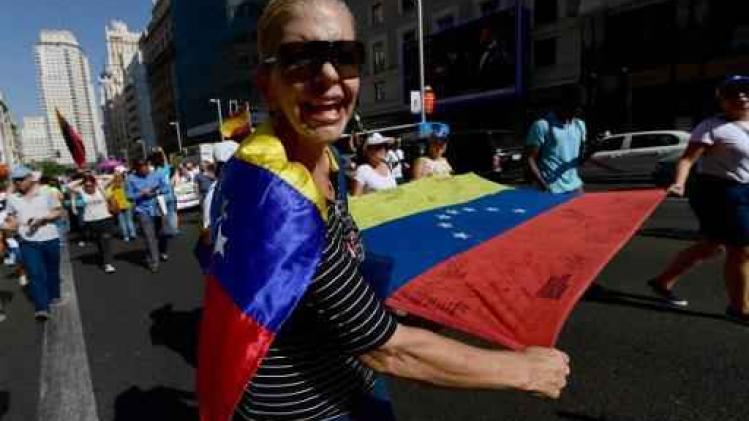 Venezolaanse president Maduro door woedende menigte belaagd