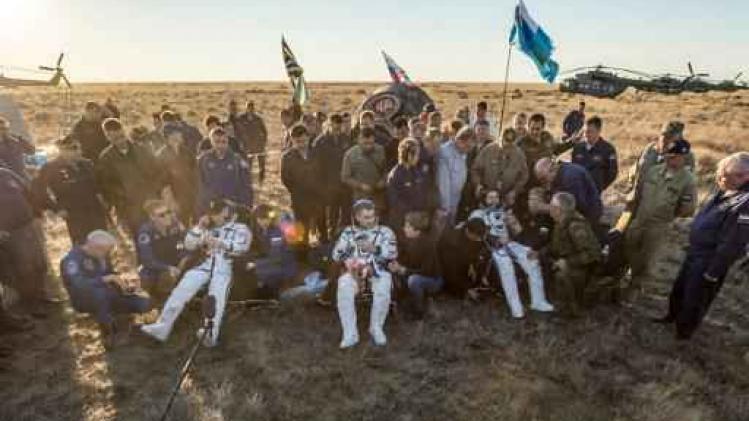 Amerikaanse recordhouder keert met twee Russische kosmonauten terug naar aarde