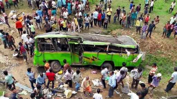 Bus stort in diepte in India