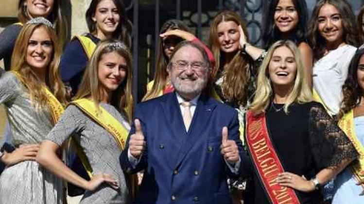 Herman De Croo probeert kandidates Miss België wat algemene kennis bij te brengen