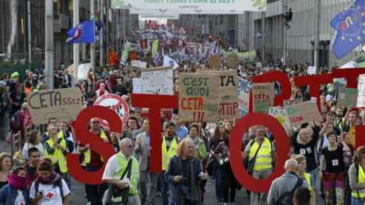 Manifestanten tegen CETA en TTIP palmen Wetstraat in op uur van de avondspits