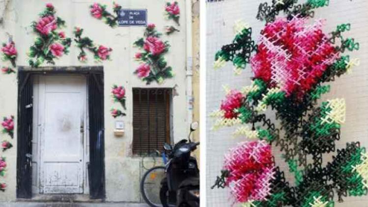 spaanse-kunstenares-versiert-straten-met-geborduurde-graffiti