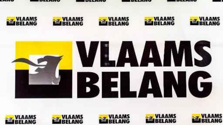Vlaams Belang overplakt eentalige Brusselse stadslogo's