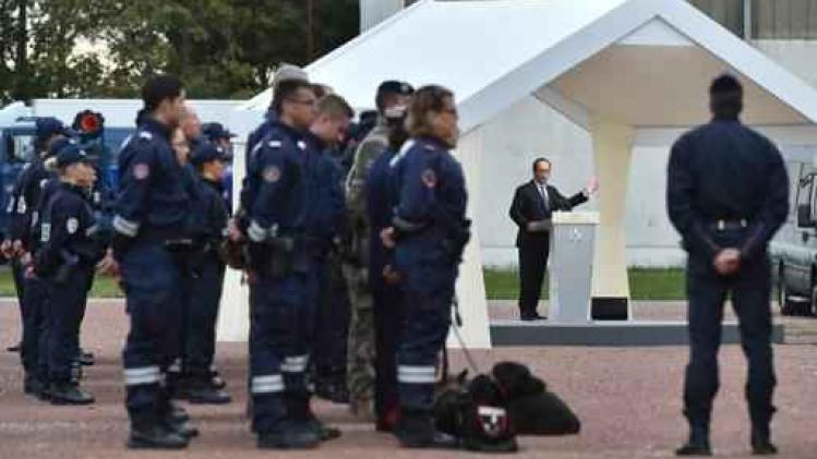 Hollande belooft vluchtelingenkamp in Calais volledig te ontmantelen