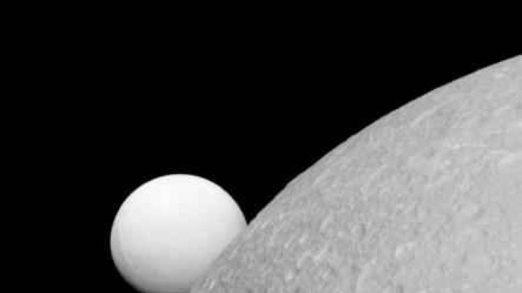 Saturnusmaan Dione verbergt een oceaan onder het ijs