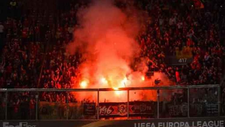 Europa League - Ajax en Standard zoeken vuurwerkgooiers