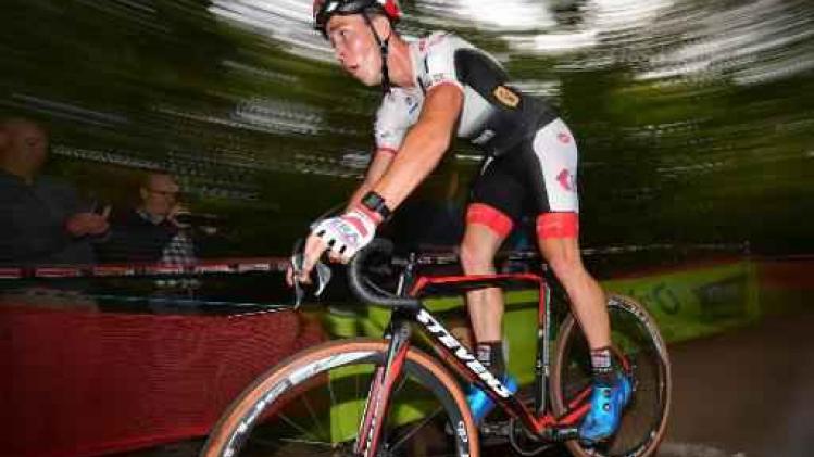 Laurens Sweeck pakt de bloemen in Neerpelt
