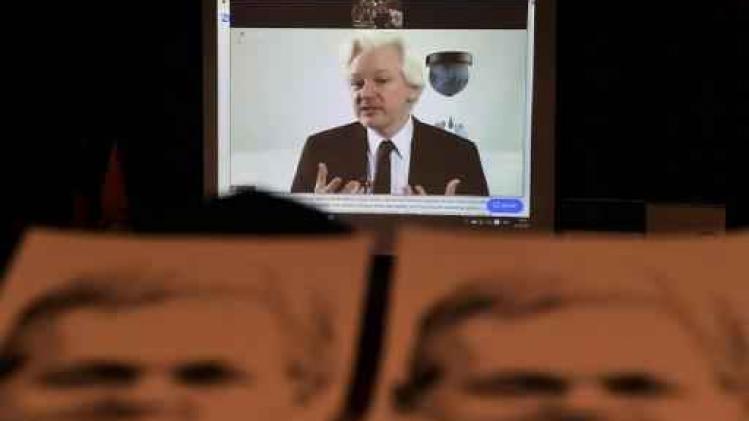 Aankondiging Assange over Clinton uit veiligheidsredenen van Londen naar Berlijn
