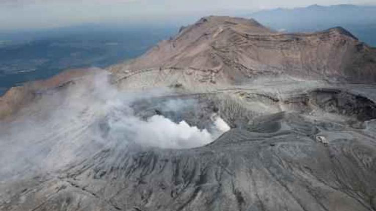 Japanse vulkaan Aso uitgebarsten