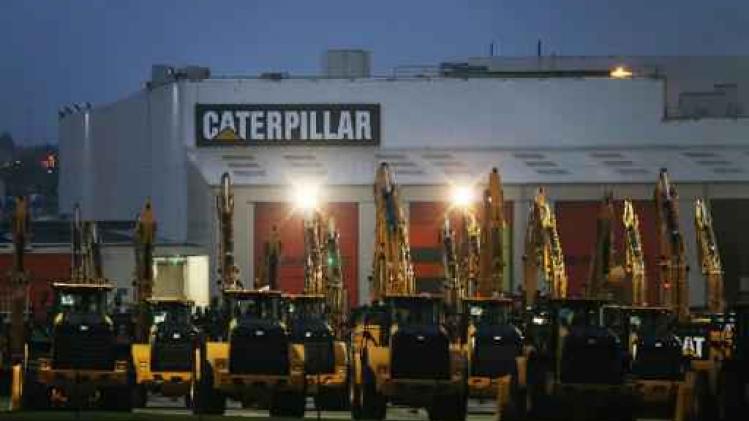 Vier machines en onderdelen verlaten Caterpillarfabriek