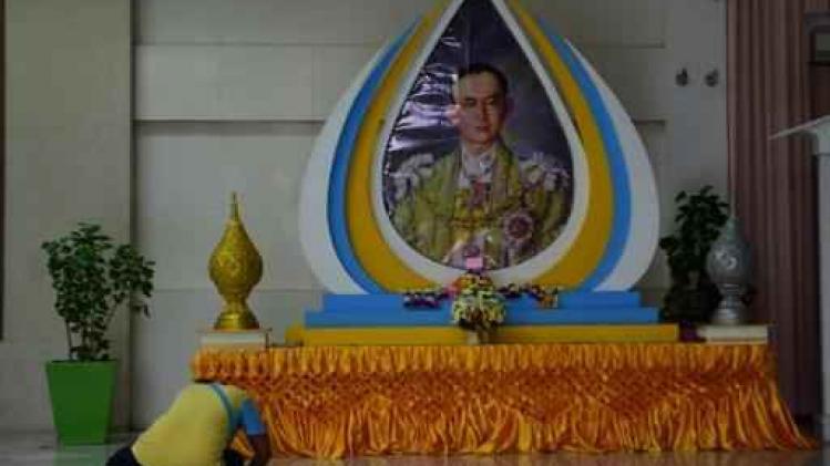 Thai bidden voor zieke koning Bhumibol - Mogelijke aanslagen gepland
