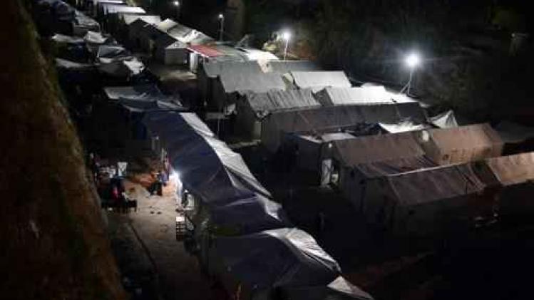 Rellen tussen politie en migranten in de buurt van Grieks vluchtelingenkamp