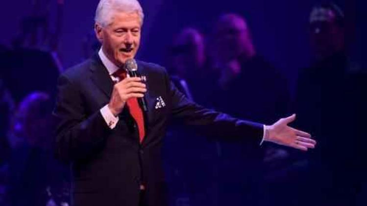 Gewezen tv-journaliste beschuldigt Bill Clinton van aanrakingen in 1980