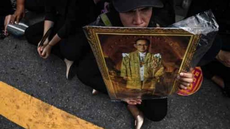 Tienduizenden Thai eren overleden koning Bhumibol