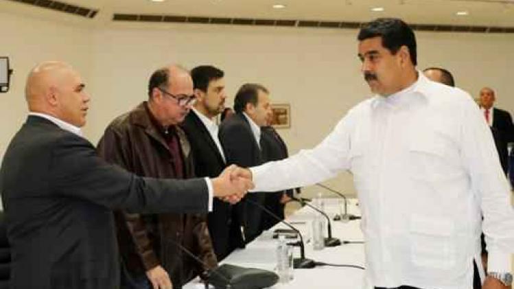 Venezolaanse president aan tafel met oppositie