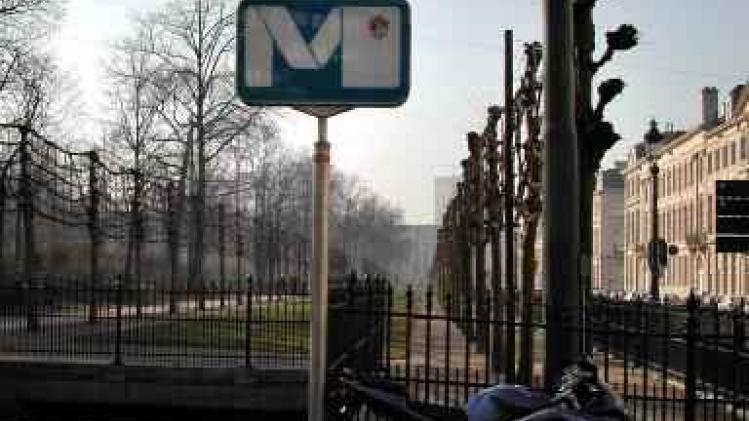 Brusselse metro-ingangen krijgen paaltjes om voertuigen buiten houden