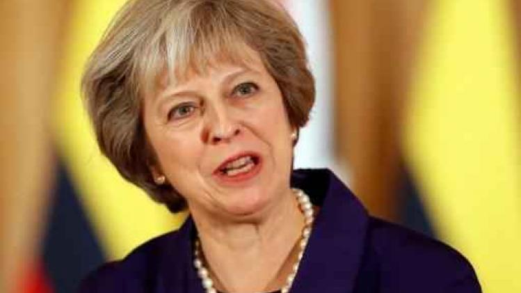 Britse premier May hekelt FIFA-verbod op klaprozen tijdens Engeland-Schotland