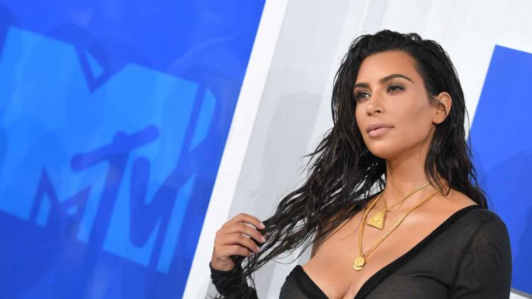 Kim Kardashian showt haar decolleté