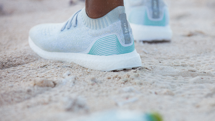 Adidas lanceert schoenen met plastic uit de oceaan