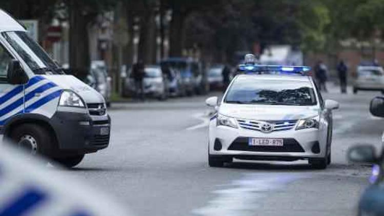 Fout geparkeerde vrachtwagenchauffeur slaat en berooft politie-agent in Elsene