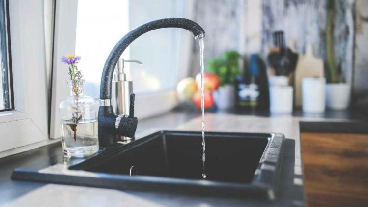 water-kitchen-black-design-1348x899
