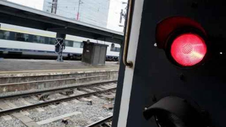 Trein rijdt net voor Brussel-Zuid door rood sein