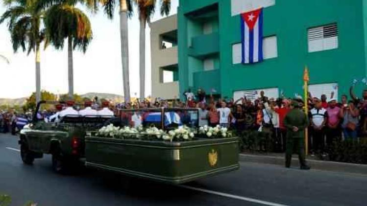 Urne van Fidel Castro naar het kerkhof gebracht