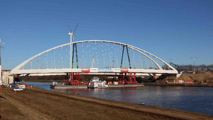 Tijdelijke brug van duizend ton met succes over Albertkanaal in Heusden-Zolder gelegd