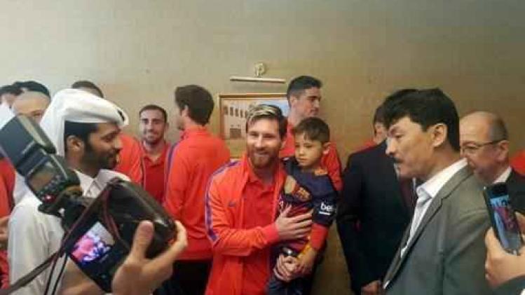 Afghaans jongetje met zelfgemaakt shirt van Messi heeft zijn idool ontmoet