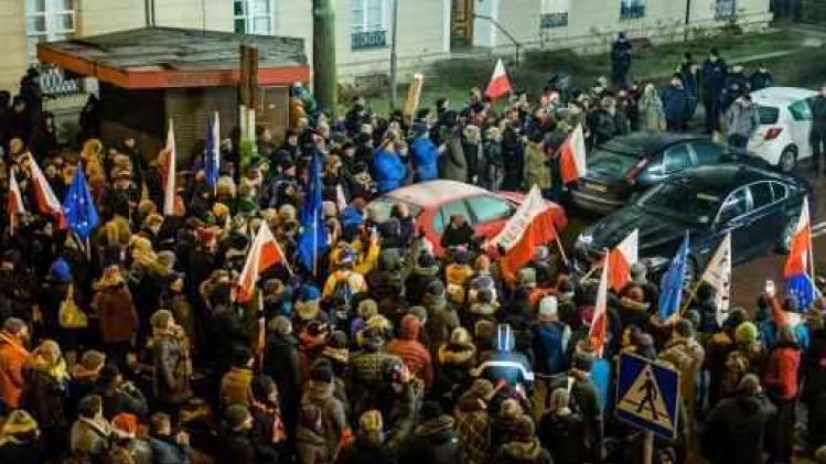 Manifestanten blokkeren uitgangen Pools parlement