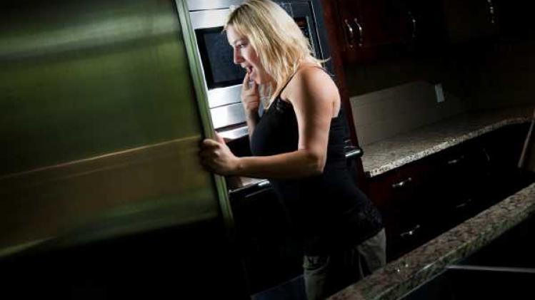 woman-eating-midnight-snack