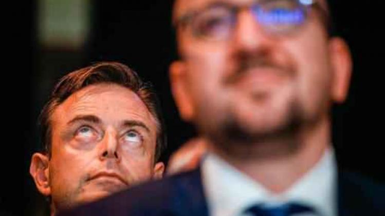 De Wever op crisisvergadering - Premier Michel geeft geen commentaar