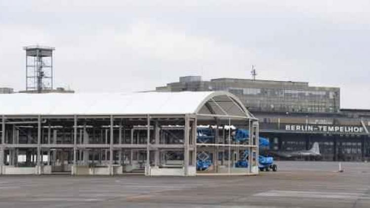 Politie valt binnen in hangar op Berlijnse luchthaven Tempelhof