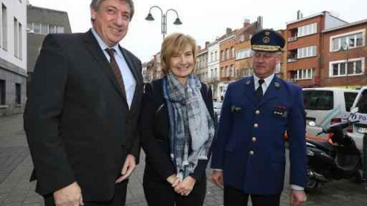 Minister Jambon brengt net voor kerst bezoek aan Molenbeekse politie
