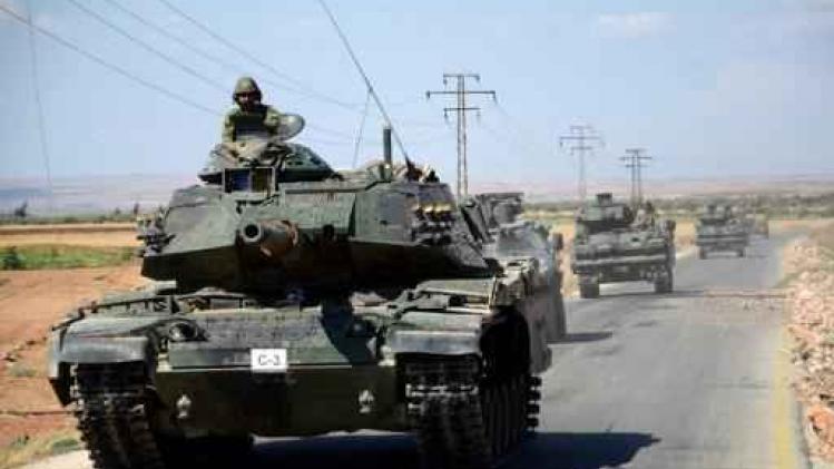 Turkije stuurt opnieuw tanks en kanonnen naar Syrische grens