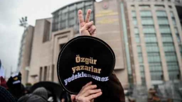 Rechtbank gelast vrijlating van Turkse schrijfster Asli Erdogan