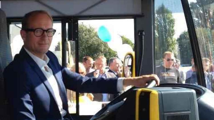 Minister Weyts verwijdert eerste van 30.000 70 km/u-verkeersborden