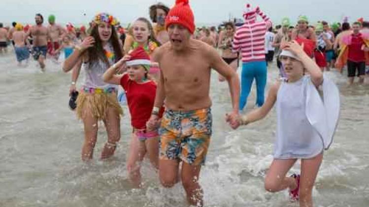 Koude Nieuwjaarsduik in Oostende lokt 3.000 deelnemers